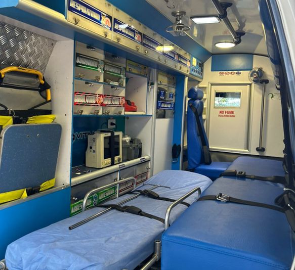 Paramédico de Vital Medic organizando equipos médicos dentro de una ambulancia medicalizada en Ibagué, Tolima